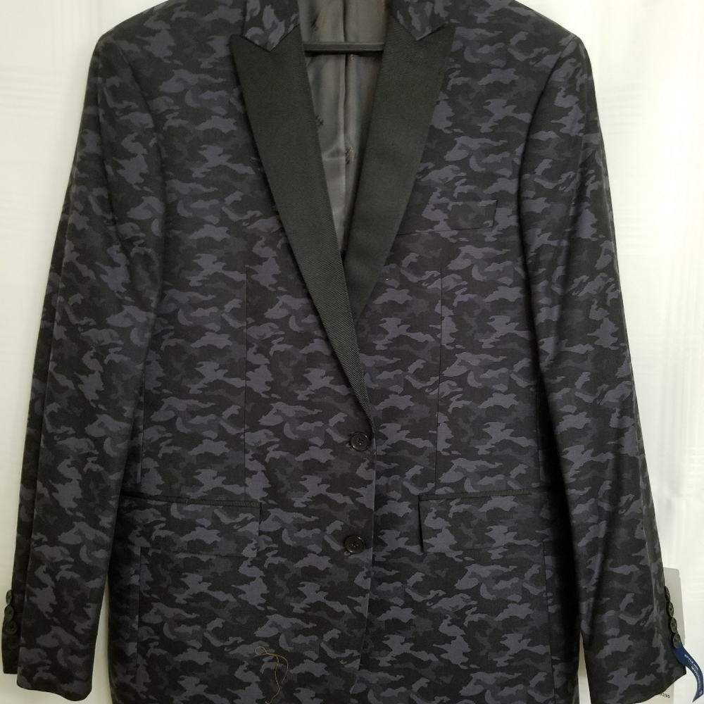 Ryan Seacrest tuxedo sportscoat